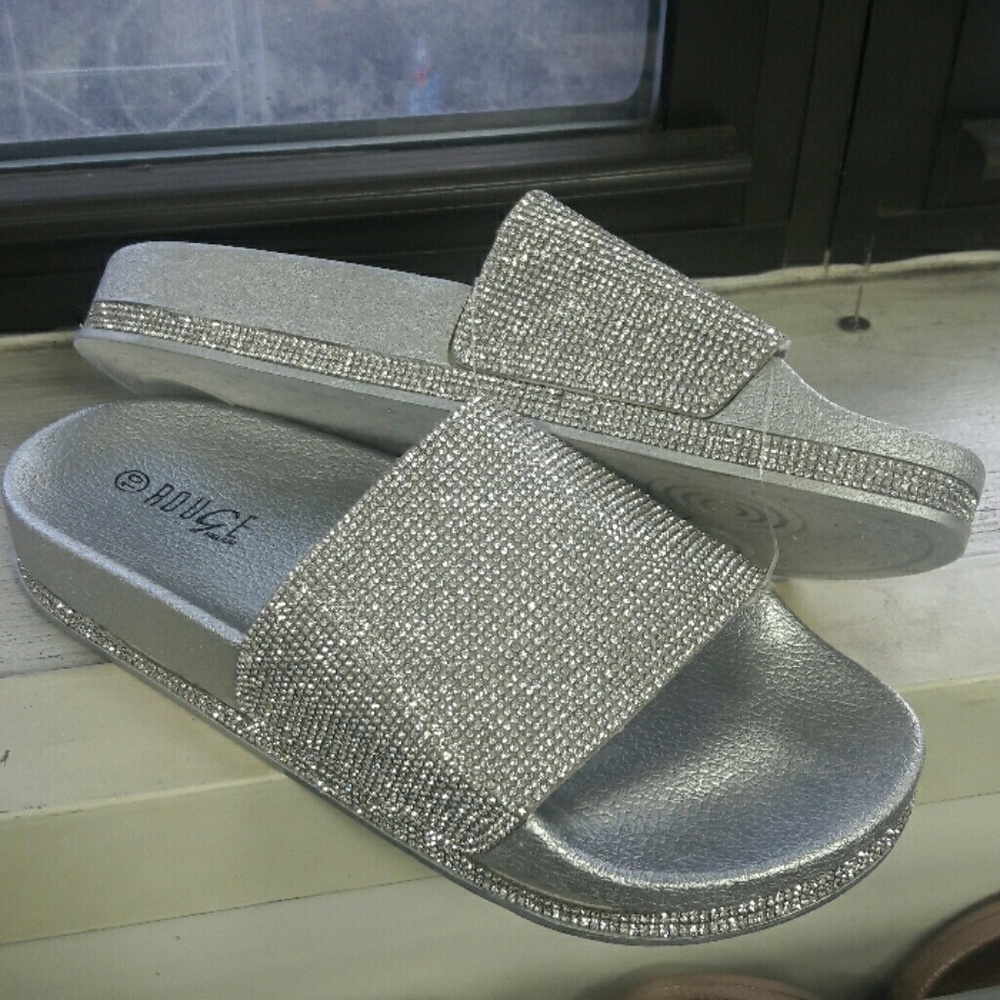 Rouge silver slipper